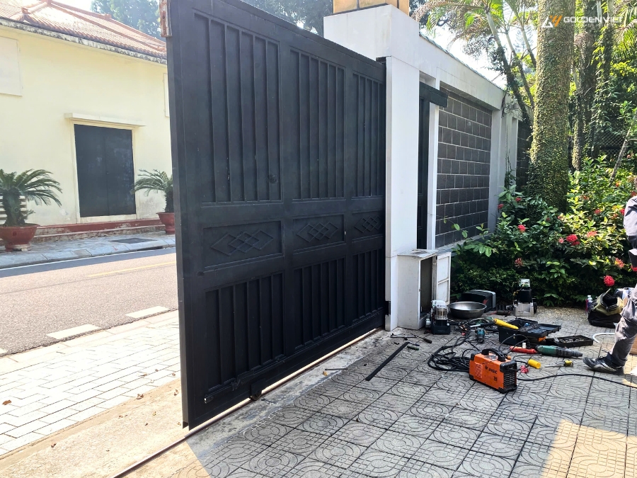 Thay motor cổng lùa cũ bằng motor cổng lùa Ý tại ĐSQ Trung Quốc